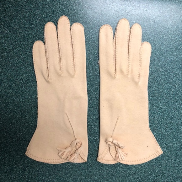 Fownes Accessories - Fownes Doette Deluxe // cream gloves // vintage // hand sewn